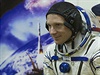 Astronaut Terry Virts bhem prohlídky skafandru.