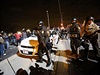 Policisté pipraveni na konfrontaci s demonstranty ve Fergusonu.