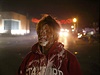 Jedna z demonstrujících ve Fergusonu po zásahu slzným plynem.