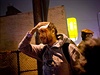 Matt Pearce, noviná z Los Angeles Times, dostal pi protestech kamenem
