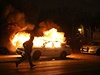 Policejní auto hoí, Ferguson je v plamenech.