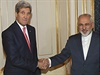Americký ministr John Kerry (vlevo) se svým íránským protkem Mohammadem...