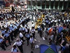 Hongkongské úady odklízejí barikády, které prodemokratití demonstranti...