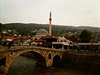 Pohled na centrum Prizrenu z nábeí eky Bistrica. Za Starým kamenným mostem,...