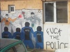 Graffiti na zdi jednoho z mitrovických dom naznauje, e místní nejsou s...