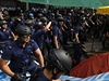Hongkongtí policisté zasahují proti demonstrantm.