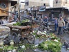Ulice msta Rakka po leteckých úderech syrské armády.