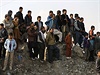 Afghánci se shromaují poblí místa, kde útoil sebevraedný atentátník.