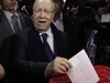 Favorit prvních svobodných prezidentský voleb v Tunisku Kaíd Sibsí vhazuje...