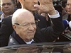 Tunisko ije prvnmi svobodnmi volbami prezidenta. Favorit Kad Sibs zdrav...