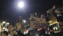 Demonstranti s plaktem (voln peloeno) vzen pro policistu - vraha