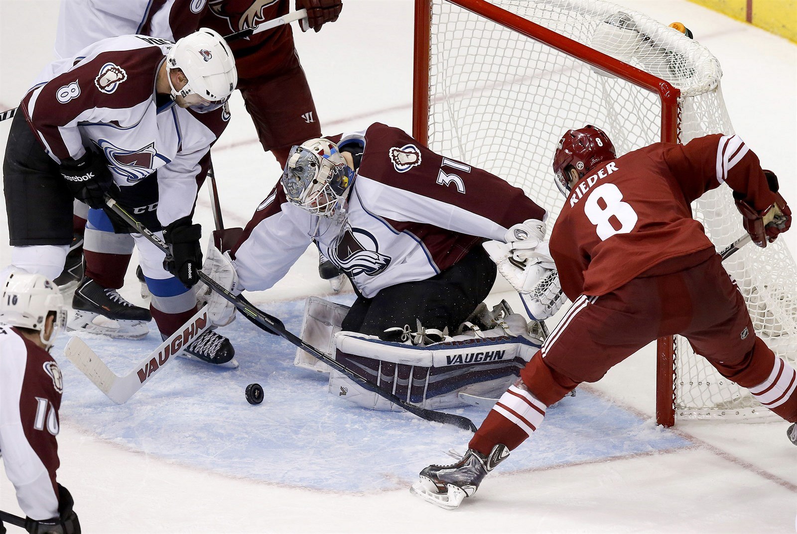 Branká� Colorado Avalanche's Calvin Pickard (31) chytil st�elu Tobiase Riedera...
