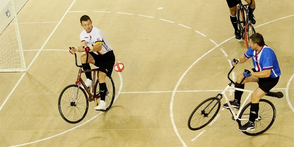 Mistrovství sv�ta v halové cyklistice. Souboj v kolové mezi �eským týmem...