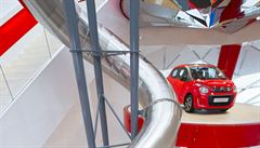 Salon Citroënu v Paříži otevřel obří tobogán. Je dlouhý 63 metrů