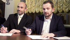 Jan Korytář (Změna) a Tibor Batthyany (ANO) při podpisu koaliční smlouvy v...