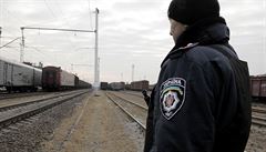 Ukrajinský policista hlídkuje na charkovském letiti.