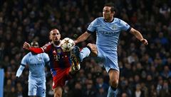 Kdo s koho? Franck Ribéry (vlevo) vs. Frank Lampard.