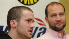 Jakub Petru�álek (vlevo) a Ji�í �légr na tiskové konferenci.