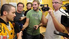 Jakub Petru�álek mezi hlou�kem �eských noviná��.