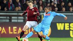 Bo�ek Do�kal (vlevo) a zálo�ník Neapole Walter Gargano.