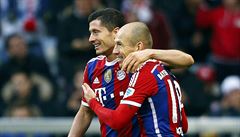Fotbalisté Bayernu Mnichov Robert Lewandowski a Arjen Robben.