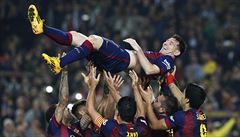 HRDINA. Spoluhrái vyhazují Lionela Messiho na oslavu rekordního gólového...