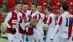 Fotbalisté Slavie se radují z vyrovnávacího gólu Milana Škody (druhý zleva).