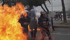 Protivládní demonstrace v Mexiku: Policie je bombardována molotovovými koktejly.