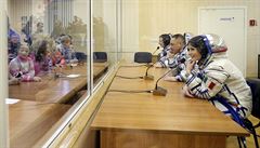Kosmonauti mise na ISS si povídají s p�áteli p�ed odletem.