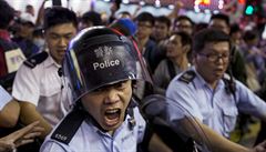 Hongkongská poádková policie zasahuje proti demonstrantm.