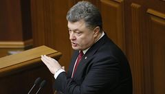 Stahujeme se z fronty, tvrd Poroenko. Povstalci o pm pochybuj