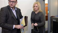 Jana Ne�asová a Petr Ne�as p�ed zahájením soudního jednání