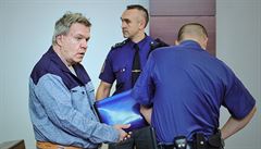 Lí�ení s léka�em Jaroslavem Bartákem u Krajského soudu v Liberci 12. listopadu