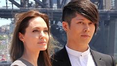 Hereka Angelina Jolie a zpvák Miyavi ped mostem Harbour Bridge v Syndey.