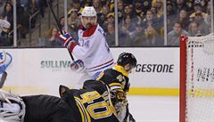 Tomá Plekanec (14) z Montreal Canadiens vpálil gól do branky Boston Bruins.