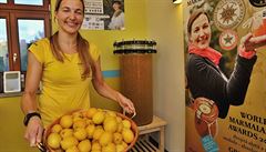 Marmeládu z 50 kilogram� citron�, 50 kilogram� cukru a 20 litr� �ampa�ského...