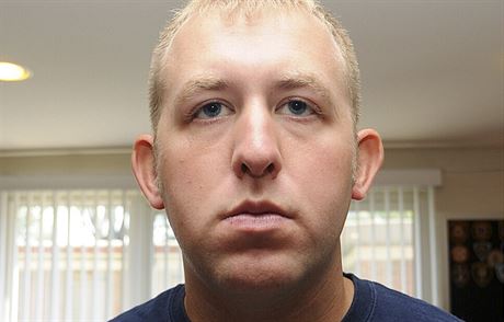 Policista Darren Wilson, který v USA zastelil ernoského mladíka, rezignoval.