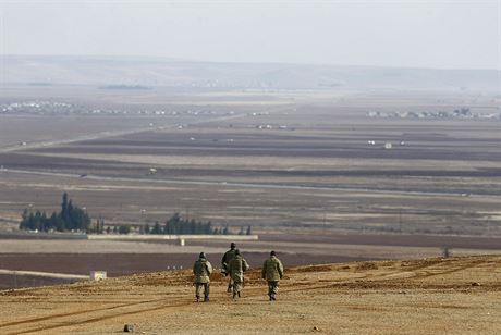 Turet vojci na kopci pobl Kobani pozoruj boje