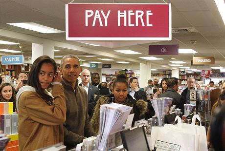 Barack Obama se svými dcerami Sashou a Maliou na nákupu ve washingtonském...