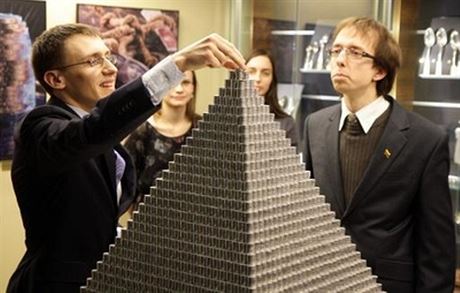 Litva postavila nejvtí pyramidu z mincí na svt