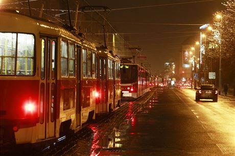 V Praze zkolabovala tramvajová doprava. Omezení se eká i v úterý dopoledne.