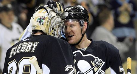 Dobr prce. Glman Marc-Andre Fleury a tonk Patric Hornqvist.