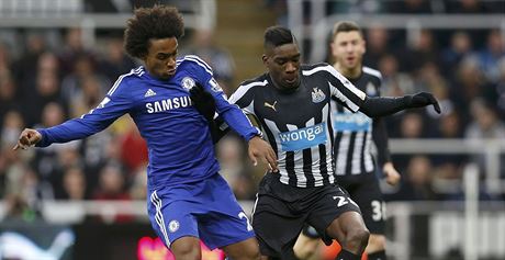 Willian (vlevo) z Chelsea a Sammy Ameobi.