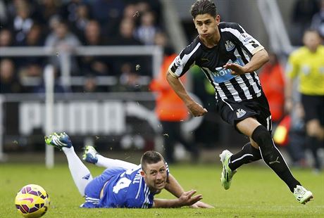 Ayoze Perez m do toku. Vlee ho sleduje Gary Cahill.