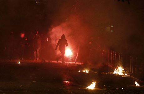 Demonstranti v atnsk tvrt Exarchia hz zpaln lahve i svtlice.