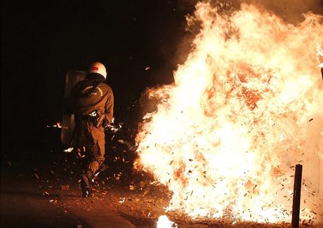 Exploze, plameny a rozzuen dav. Atnsk policista radji prch.