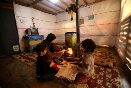 Syrt uprchlci v improvizovanm stanu v Libanonu. Kamna, suk a televize pro...