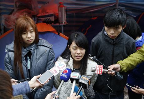 Trojice studentskch vdc zahjila hladovku. Zleva Isabella Lo, Prince Wong a...