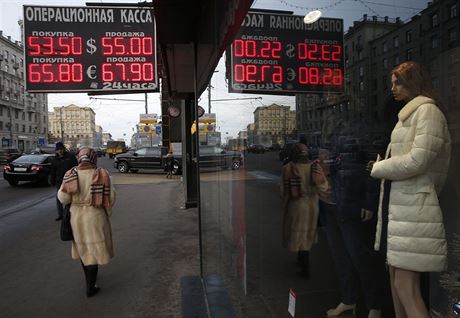 Kurz rublu na displejch v ulicch Moskvy.