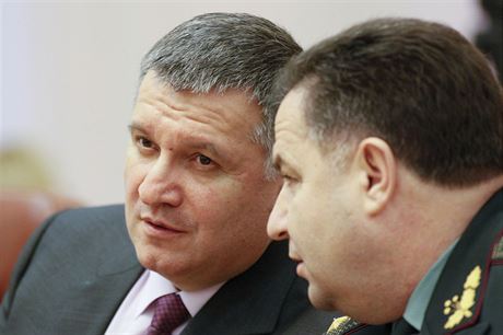 Ukrajinsk ministr obrany Stepan Poltorak (vpravo ) s ministrem vnitra...